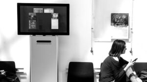 display pubblico, studio they are looking at me