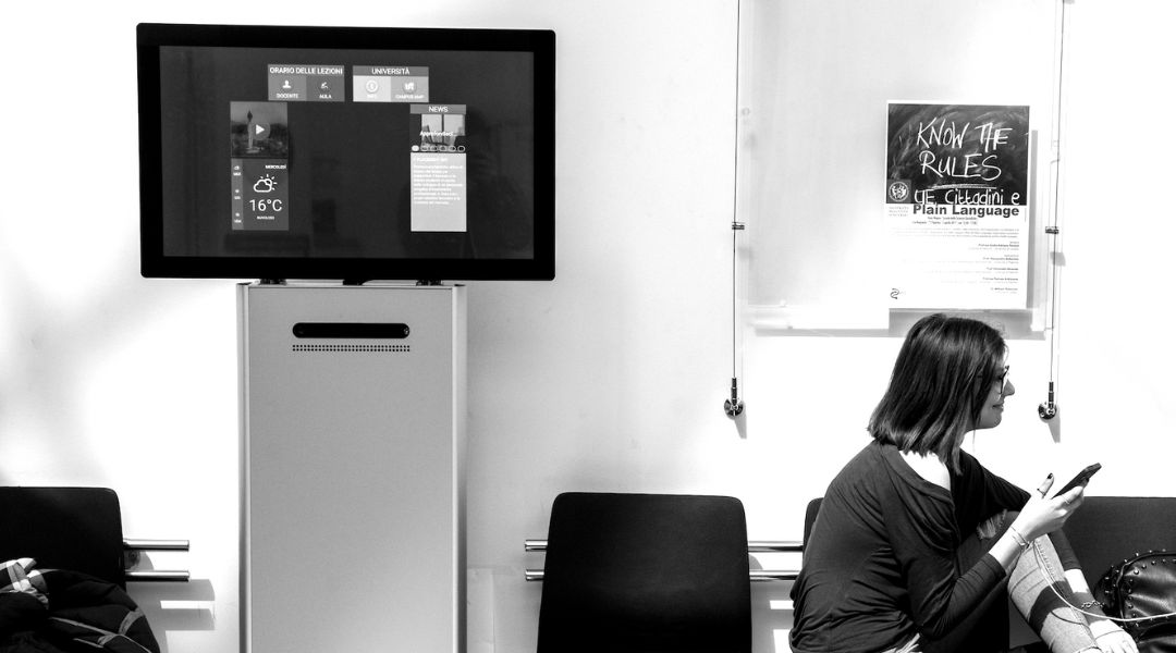 display pubblico, studio they are looking at me