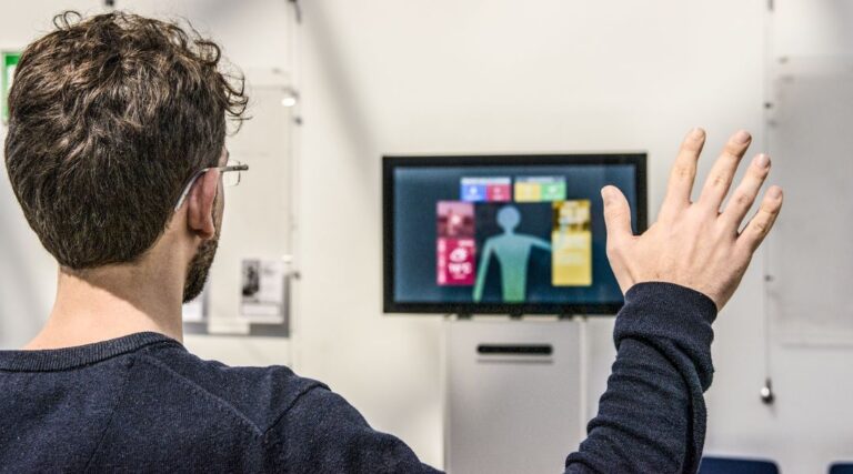 Scopri di più sull'articolo Predicting mid-air gestural interaction with public displays based on audience behaviour